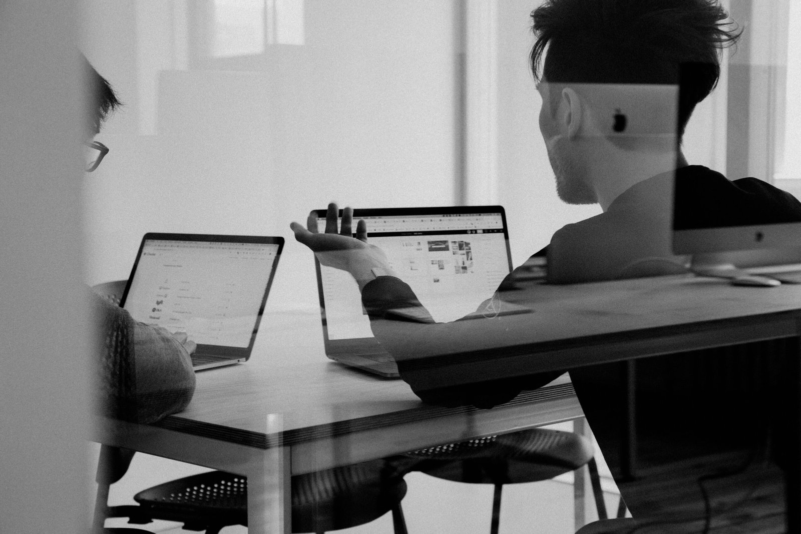 B/W DISCUSSION BG PIC